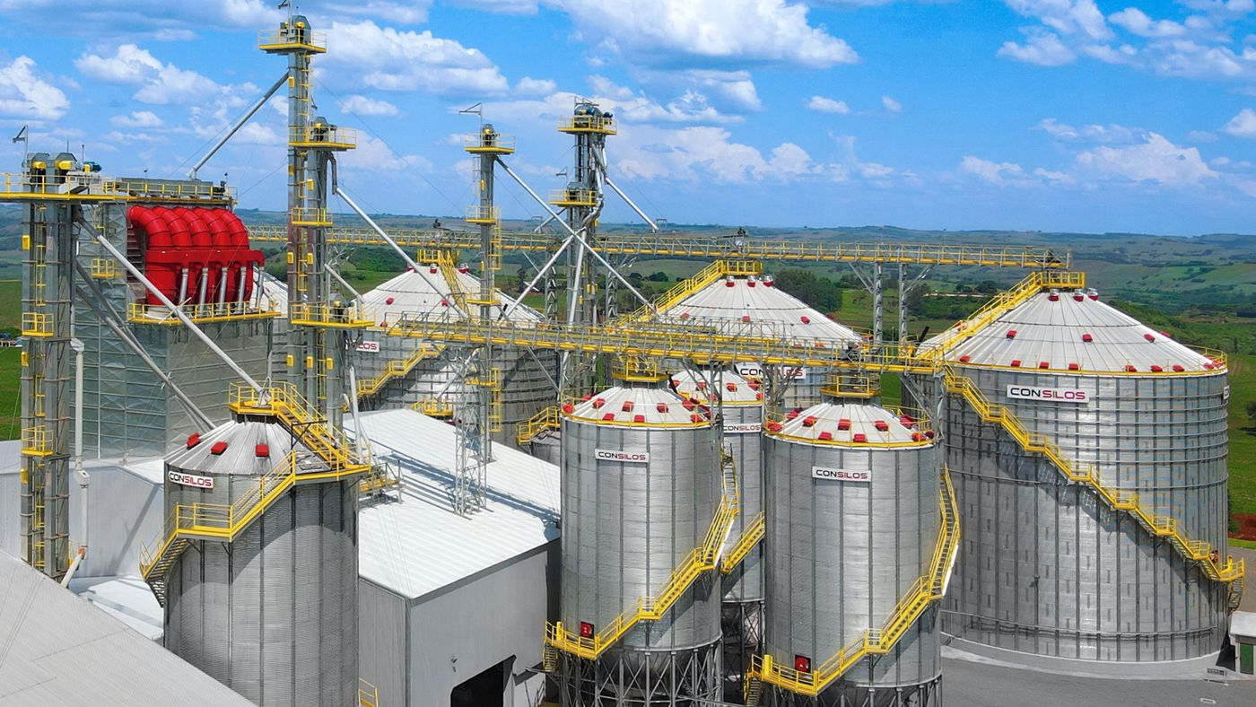 Bateria de silos metálicos com passarelas e elevadores